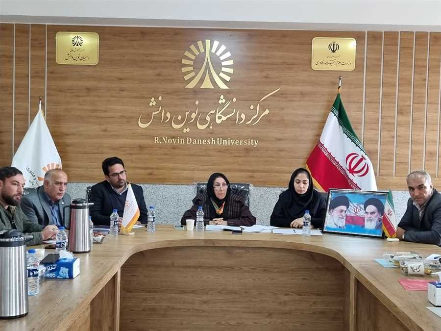 باغ ما در طرف سايه دانايی بود